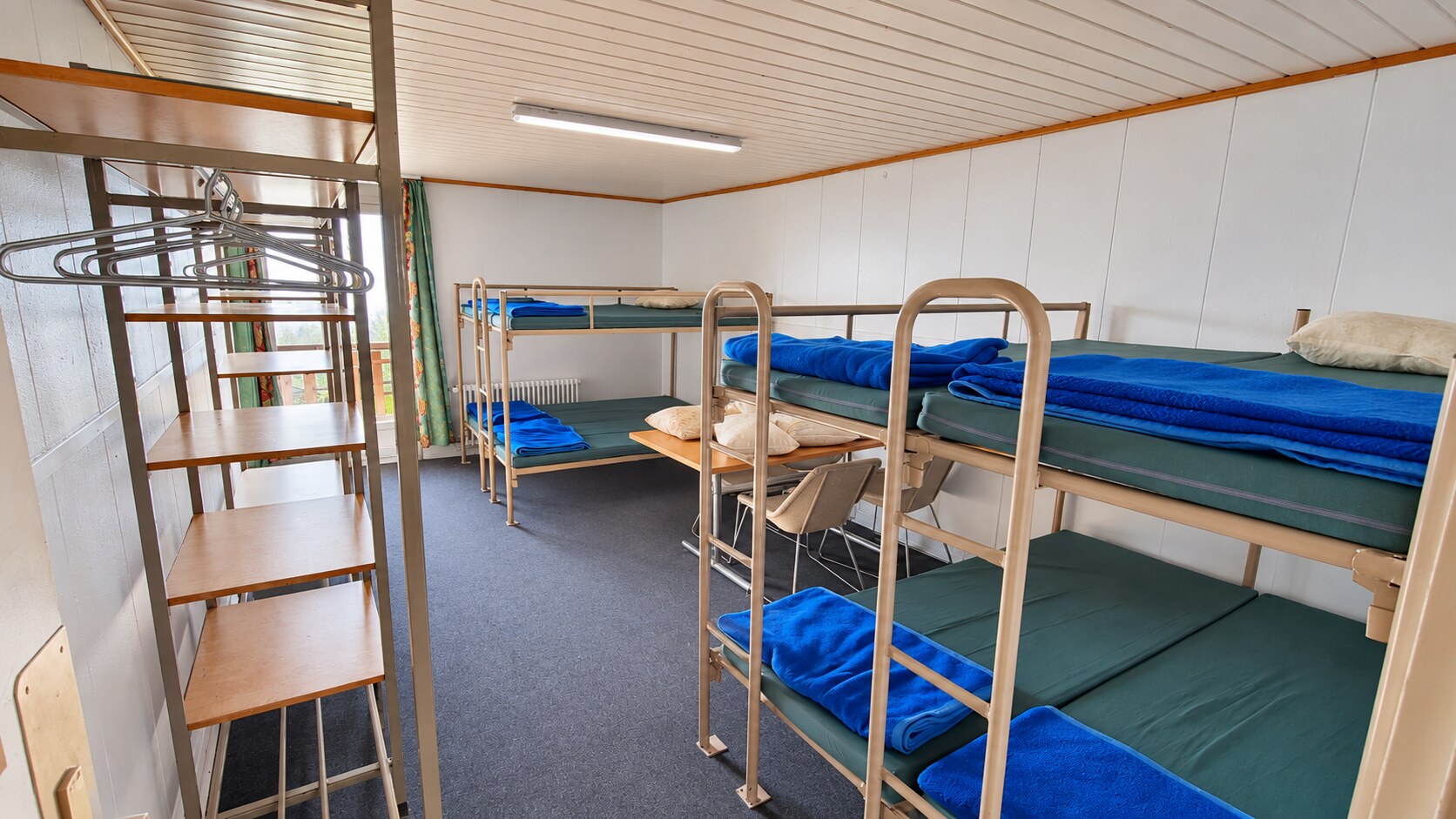 Chambre collective avec lits superposés
