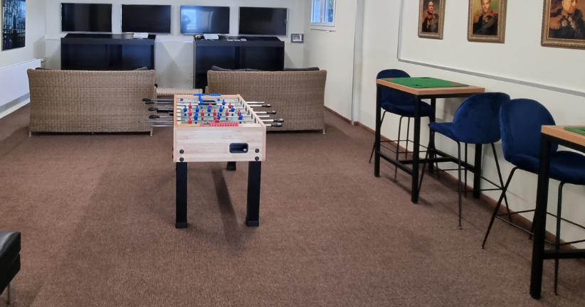 Salle de jeux avec baby-foot et espaces détente
