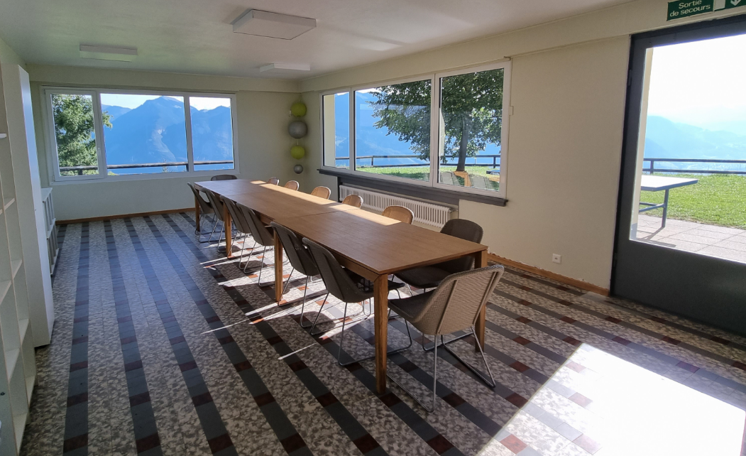 Salle de réunion avec vue sur les montagnes